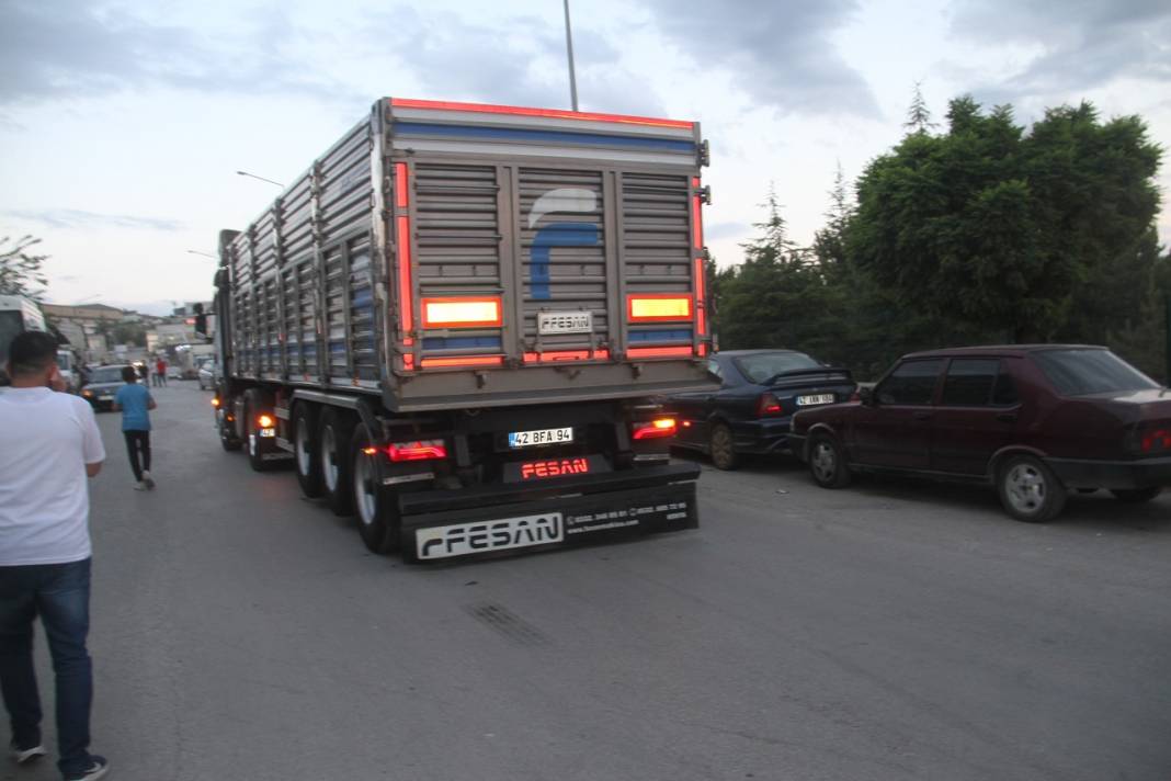 Konya'da plakasız motosikletli gençler, dur ihtarına uymadı! Çekiciye çarptılar 5
